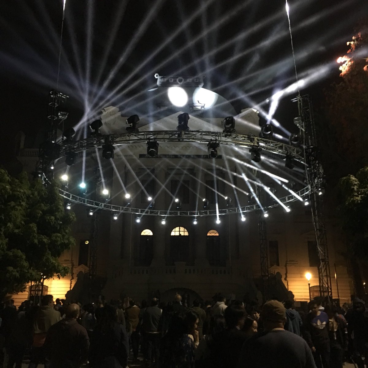 onetabo's tweet photo. #FILUSA2018: Prefiero mi barrio lleno de gente por esto, que en verano por la Formula E #FILUSA 👏🏻 #Stgo https://t.co/nnRp34AC10