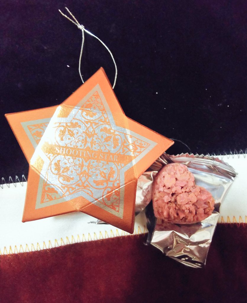 星のオーナメントチックな箱、開けたらハートのチョコでした🙈💘この2人は高校から付き合ってます
ごちそうさまでした🙇✨ 