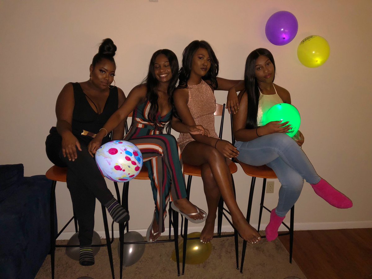 KingNicole_'s tweet image. #teamdarkskin we don’t like them redbones 🍫