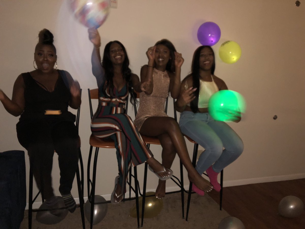 KingNicole_'s tweet image. #teamdarkskin we don’t like them redbones 🍫