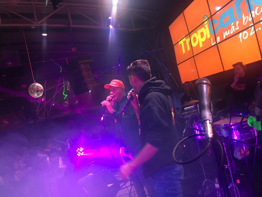 Los capos <a href="/ricardoelryr/">Ricardo Ramirez ®️&®️</a> y <a href="/juanmaduran2/">JUANMA DURAN</a> en tarima de la más bacana en el #HalloweenTropicana 🎃