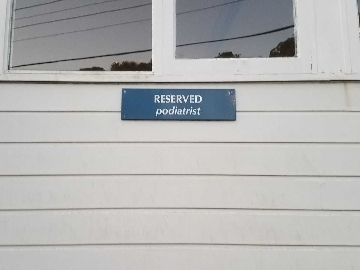 Leobbery's tweet photo. Sure, my foot doctor isn't outgoing but that shouldn't define him https://t.co/arJvUQ49Hw
