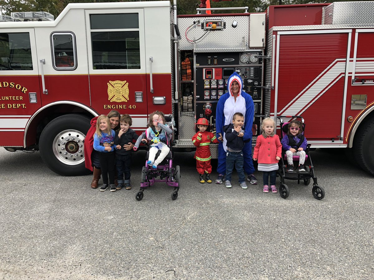 SEdwardsGOL's tweet photo. Crazy, amazing day in Rm. 39. #FirefighterVisit #BookCharacterDay #YesMsSarahIsAShark #DoItForTheKids #PumpkinCarving #Visuals #HowDoYouCarveAPumpkin #MessyFun #SensoryExperiences #ILoveMyJob #ECSERocks #HornetPride https://t.co/eHiuRetC3R