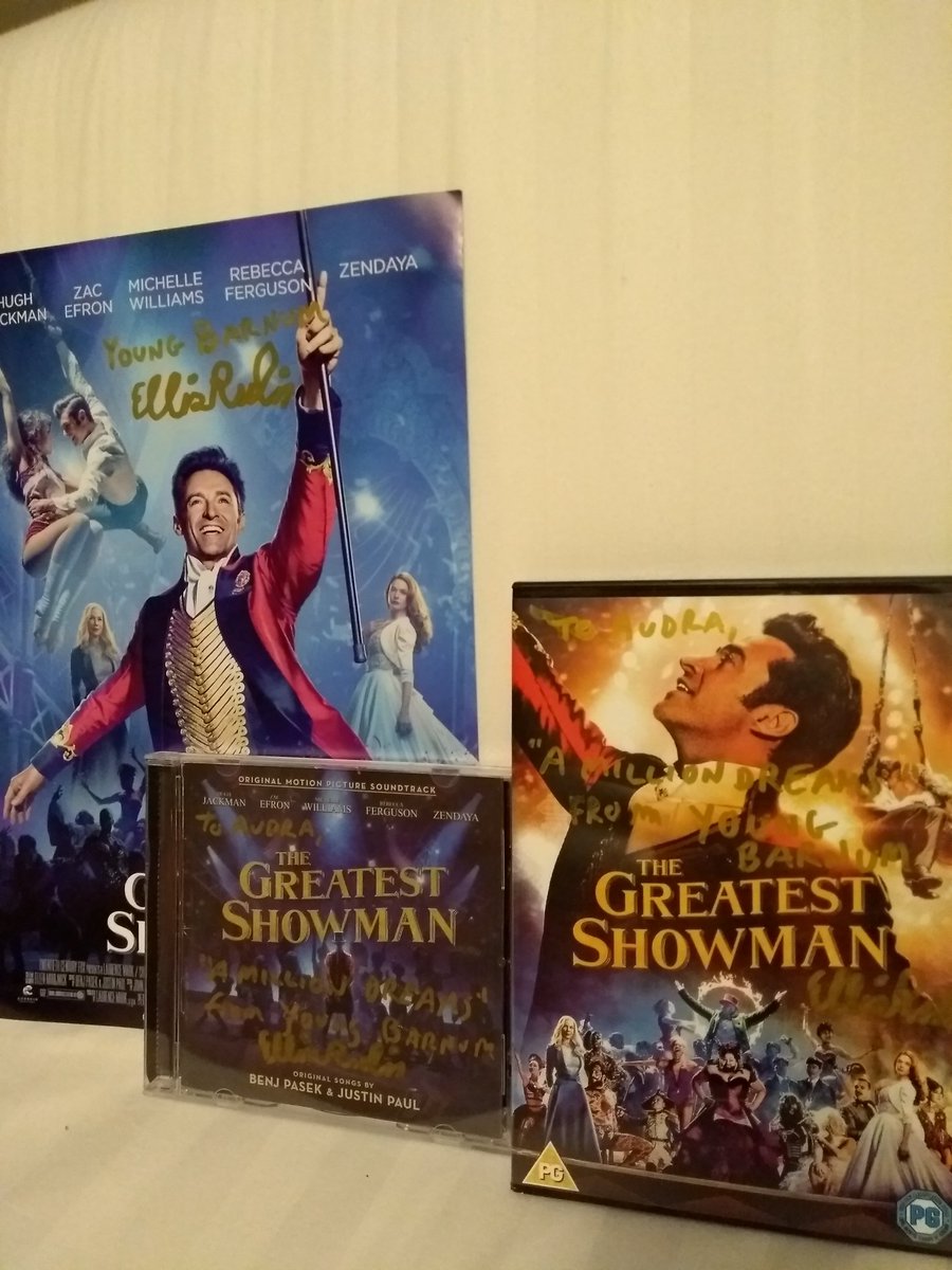 gerald71's tweet image. My girlfriends birthday sorted got 3 items signed by a cast member of the greatest showman fab movie 😎