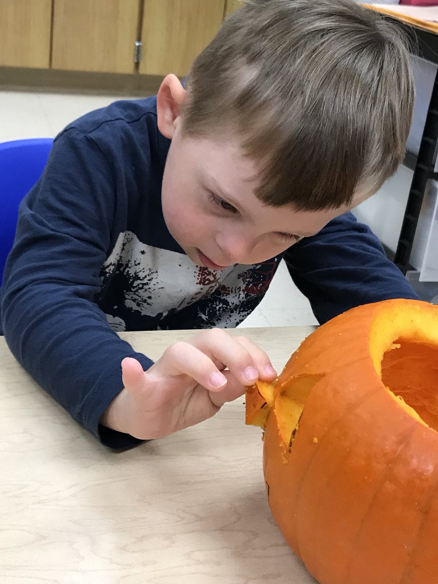 Today we used our senses to explore a pumpkin! We also used words to describe how the pumpkin looked, felt, smelt and sounded! @Ville_Sup @VDVprincipal <a href="/TanyaEMcDonald/">Dr. Tanya McDonald</a> <a href="/MchllTurnbull/">Michelle Turnbull</a> <a href="/NatalieFranzi/">Natalie Franzi Dougherty</a> <a href="/srd1218/">Stephanie</a> @EdTechlete <a href="/VdvAbaPreschool/">VDV ABA Preschool</a> #allin4theville