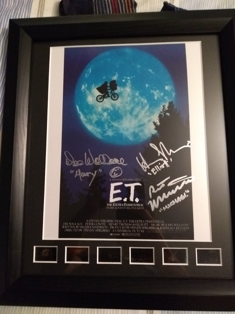 gerald71's tweet image. Et cast signing from the USA 😎