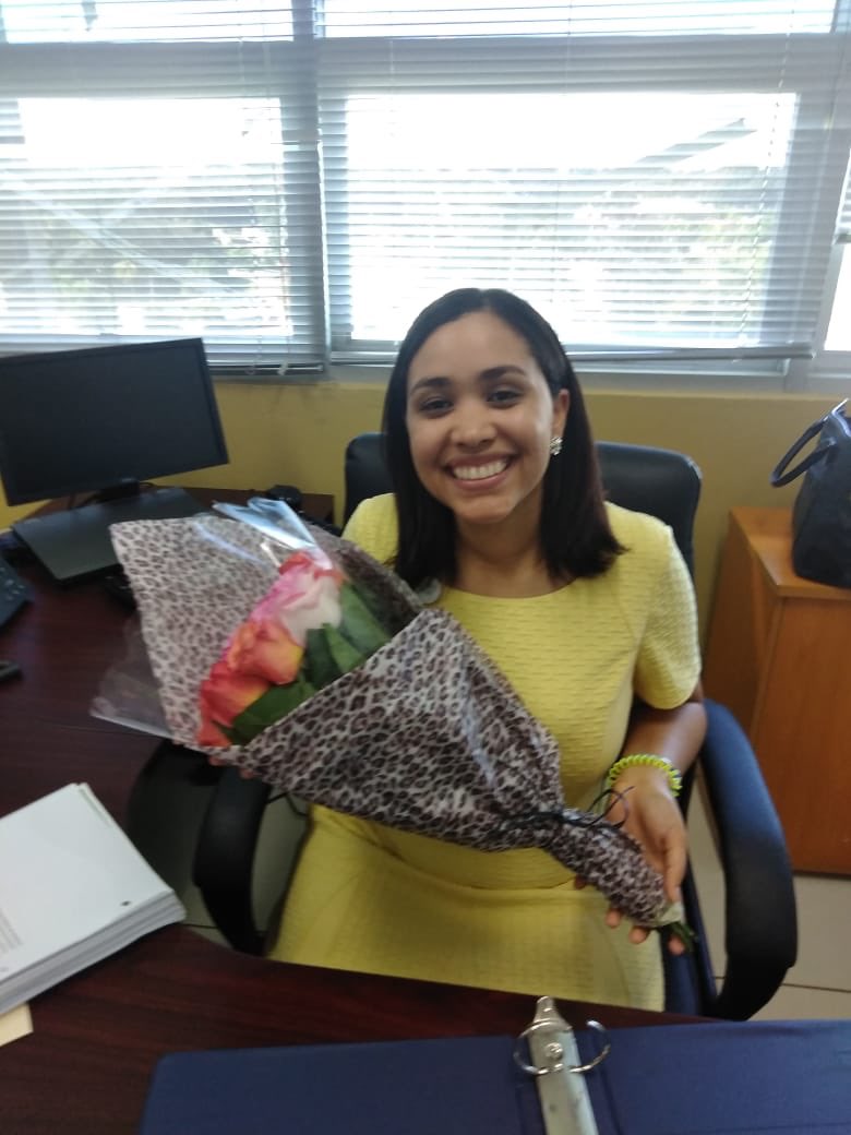JuliaRamirez126's tweet photo. Hoy, compartiendo con mis amigos y/o ex compañeros de trabajo. @ambienterd Gracias por hacerme sentir tan especial. Los quiero mucho, sé que la vida nos volverá a encontrar ❤️ Las flores cortesía de #susanrodriguez #lidiabaez gracias me encantaron 🤗 https://t.co/5KFvSvLvmU