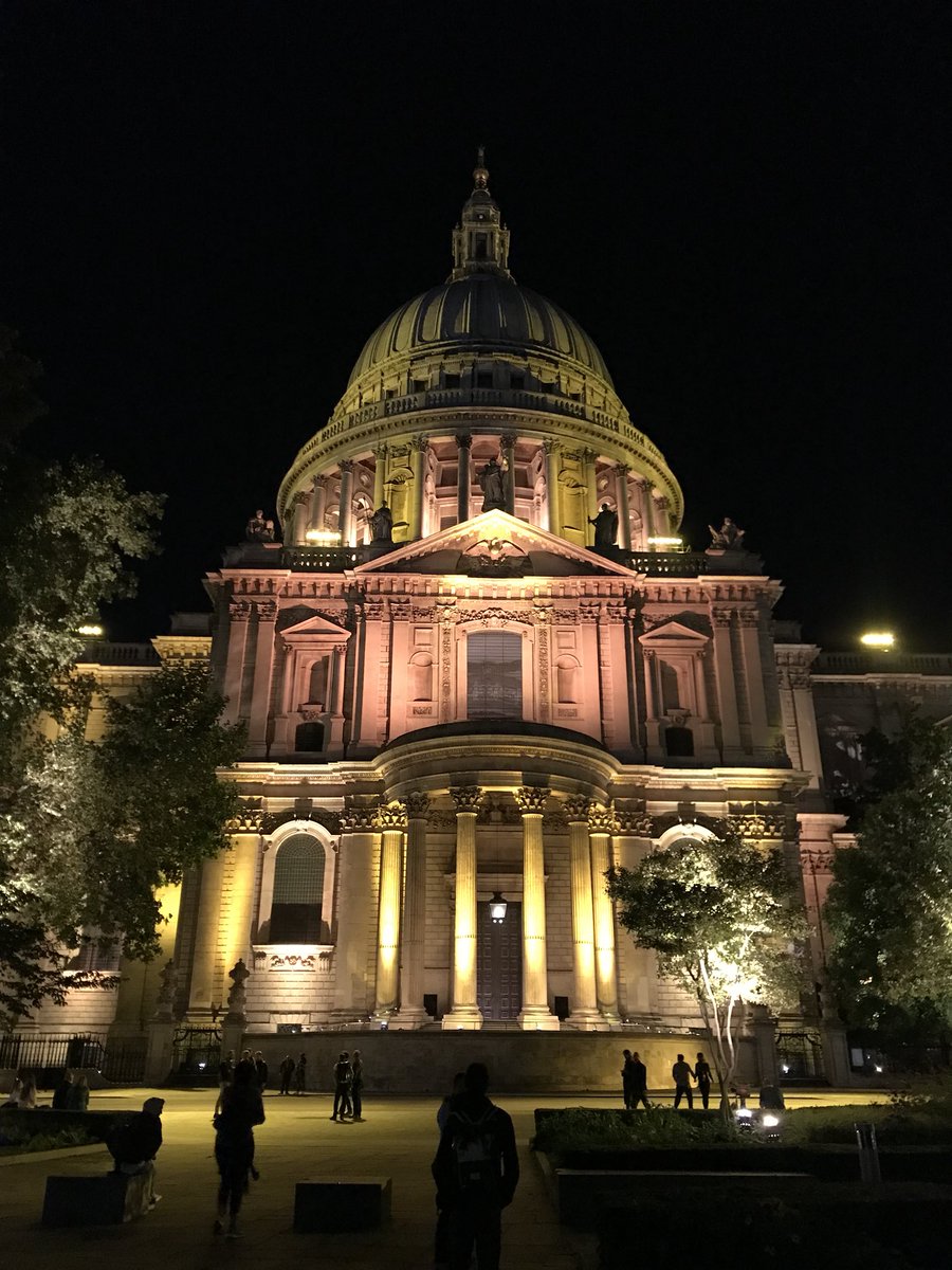 yukitheswiftie's tweet photo. This is where @taylorswift13 sings the truth from her red lips 👄 in the #EndGameVideo: the #MillenniumBridge, with St. Paul’s Cathedral in the background. It was magic at night, but funnily enough I couldn’t get any shots on the bridge because they’d closed it off for filming! https://t.co/RntTAEMWTV