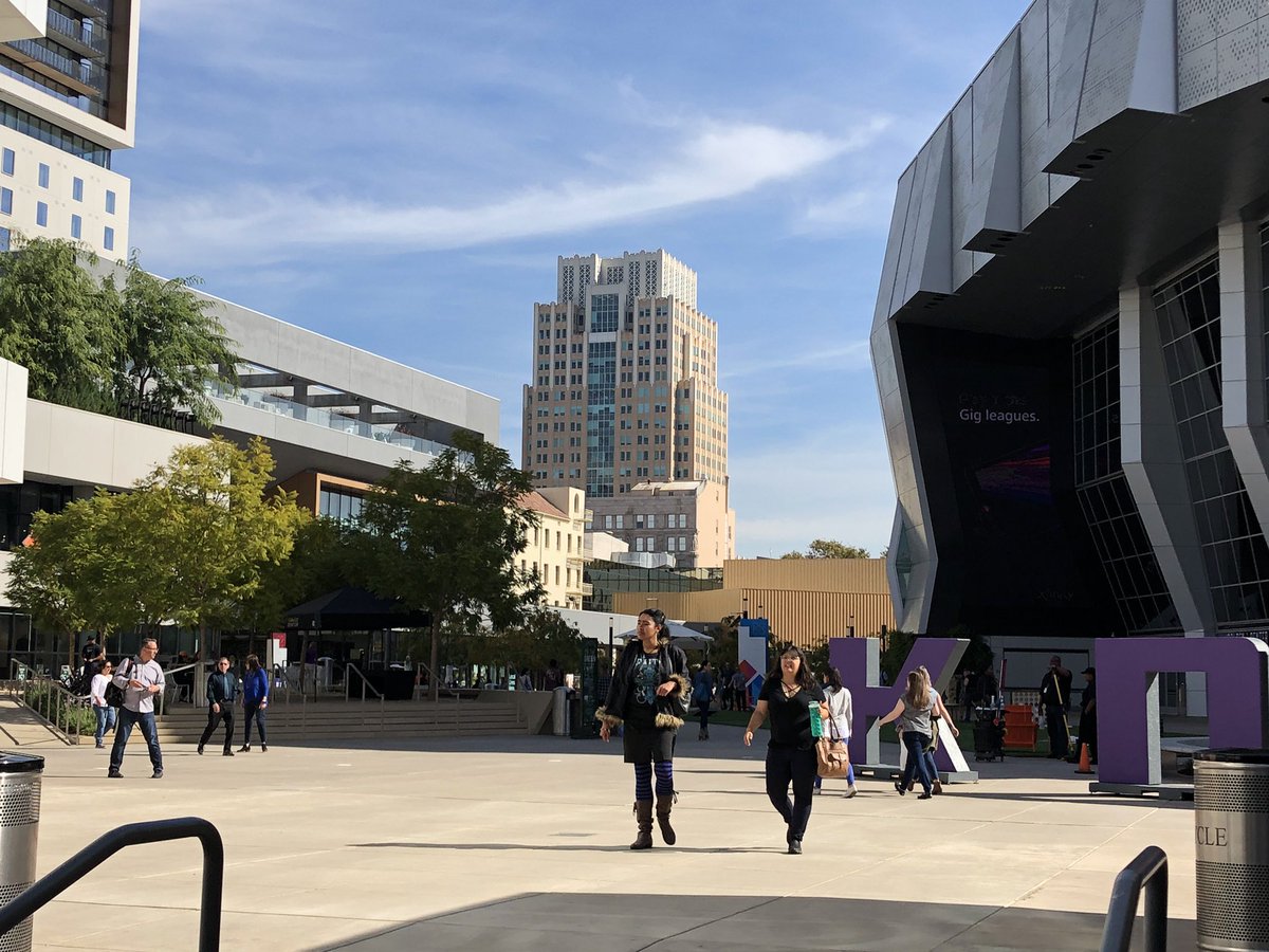 KG_DC's tweet photo. Hey @docosacramento, you were looking good at lunchtime today. I’d love to try out the food options when I wander through between meetings, but there’s no place to lock a bike. Anything in the works? #BikeSAC https://t.co/1bnSgF2fTC
