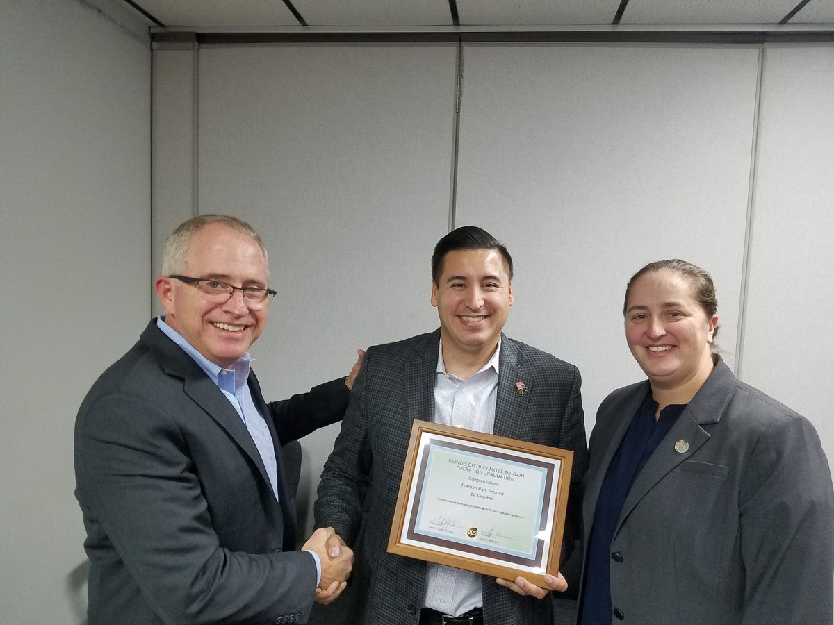 SafeT4life's tweet photo. Congratulations Ed Sanchez from the Franklin Park Preload for your improved safety results! Keep up the good work! #happygraduation #ILDSC @IllinoisUPSers https://t.co/3YfoazDufe