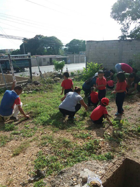 redsucre14's tweet photo. #JornadaEstaEsMiEscuela Circuito 22 Tres Picos,  nuestros niños y niñas ayudando a cuidar su escuela @karsanc @prensazees @BerlianaMarquez @mppeducacion @RosangelaOrozco @GipsyGastello @MPPEDUCACION @LiceoCantarrana @educinicialzees @salaeje01 https://t.co/8QPsQwCsQv