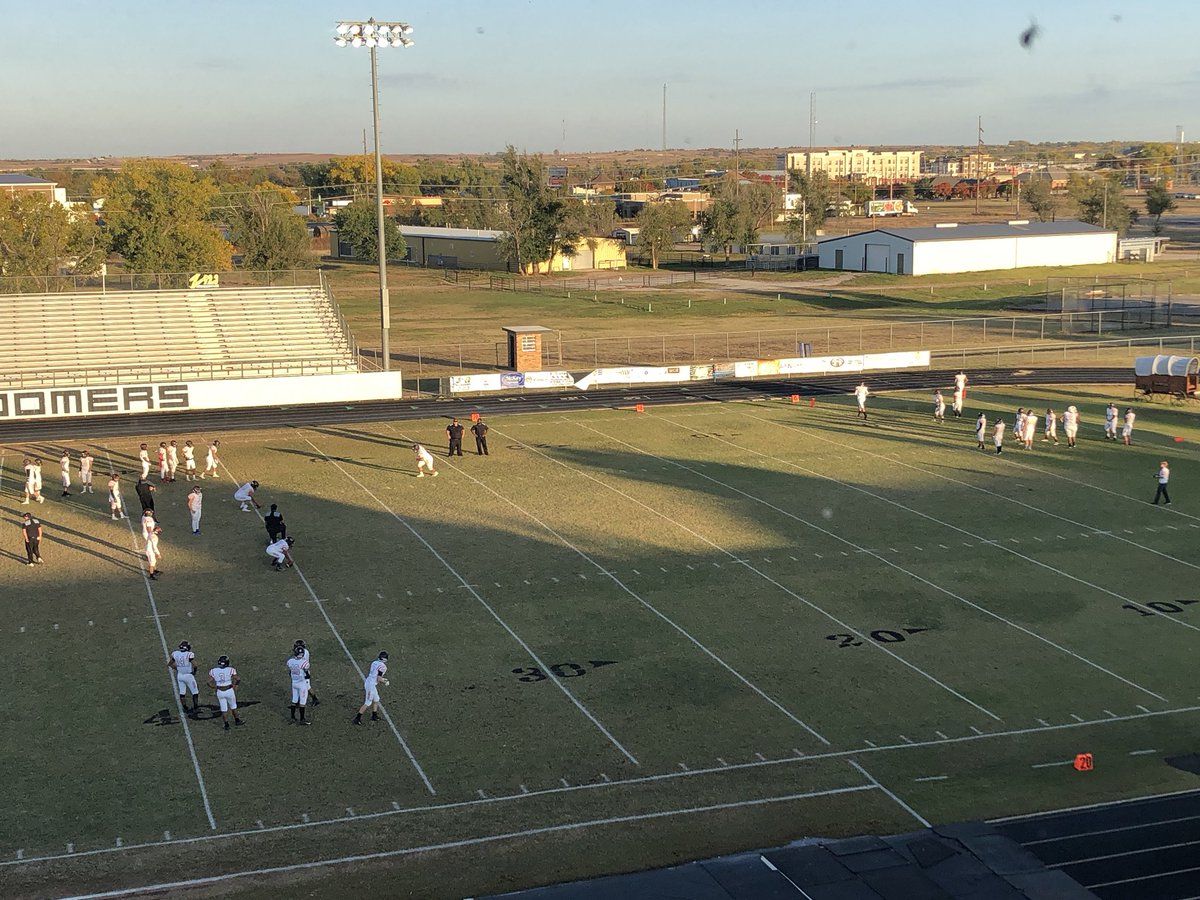 It’s Senior Night! Woodward welcomes in Guymon. 

Pregame 6:35pm, Kickoff 7pm

📻 92.3 FM 💻 z92online.com