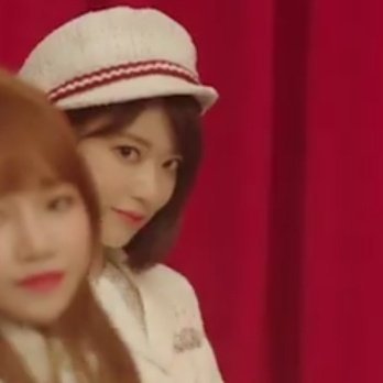 Sukikkura's tweet photo. $1300 💸💸💸

Make sure Kkura didn't know how much this cap price 😂

She's treated well in Korea 🙇❤

#미야와키사쿠라 #みやわきさくら #宮脇咲良 #MiyawakiSakura #HKT48 #아이즈원 #IZONE #IZONECHU  #COLORIZ  #Chanel #SailorCap https://t.co/LXweifaEUK