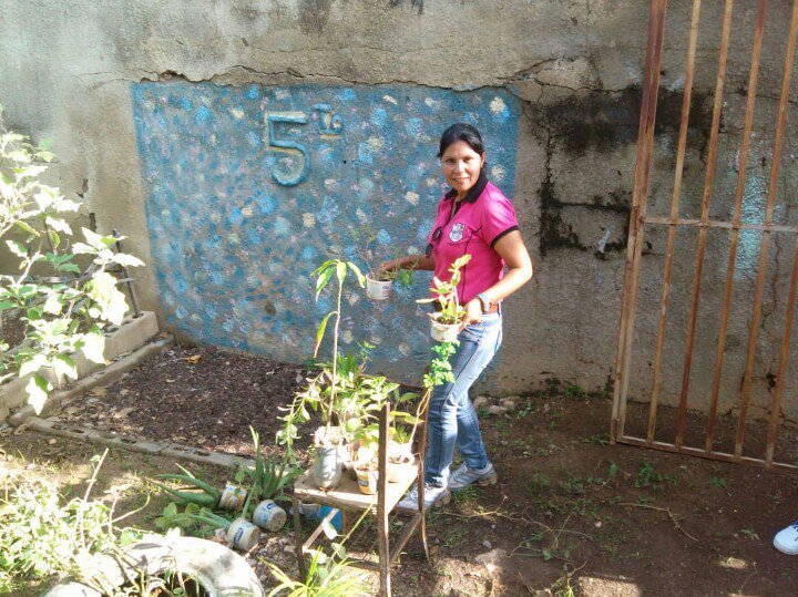 redsucre14's tweet photo. @LiceoCantarrana en colectivo realizando mantenimiento a su #conucoescolar con ayuda de personal obrero y docentes @karsanc @prensazees @BerlianaMarquez @mppeducacion @RosangelaOrozco @naylendenis3_9 @salaeje01 https://t.co/nNQIDKDw9P