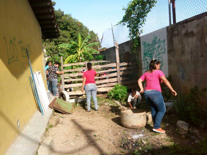 redsucre14's tweet photo. @LiceoCantarrana en colectivo realizando mantenimiento a su #conucoescolar con ayuda de personal obrero y docentes @karsanc @prensazees @BerlianaMarquez @mppeducacion @RosangelaOrozco @naylendenis3_9 @salaeje01 https://t.co/nNQIDKDw9P