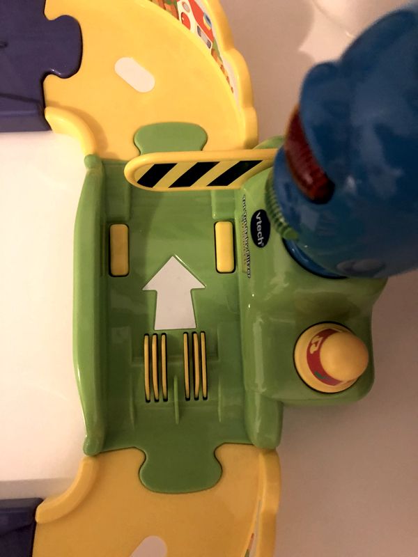 ToysReview_'s tweet photo. Toot-Toot! If #icecream truck or taxi - all Toot-Toot cars have unique sounds and #jingles to make you happy playing and listening with it. Read more about it on https://t.co/L085kuuOYX #vtech #toysreviewparadise #toysreview #kidstoys https://t.co/4RJjhqLVmL