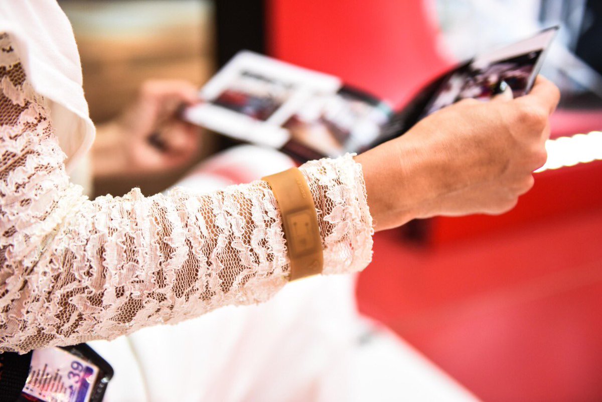 SPFW's tweet photo. Em parceria com a @osklen o @bancosantander desenvolveu uma pulseira wearable, onde o dispositivo do Santander Pass está incluso, facilitando a forma de pagamento! 

#SPFWN46 #SPFW #tranposição #obancodamoda https://t.co/NcnGQBStS0