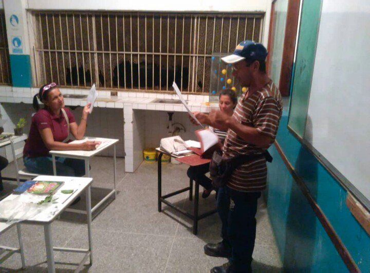 redsucre14's tweet photo. Una sola Educación, una sola línea educativa! La modalidad de adultos y adultas, activado en cumplir con los programas de #ComunidadesEducativasyUniónconelPueblo #EBA Cantarrana Circuito 15 #Sucre @karsanc @prensazees @BerlianaMarquez @mppeducacion @RosangelaOrozco https://t.co/quGKOfl0K0