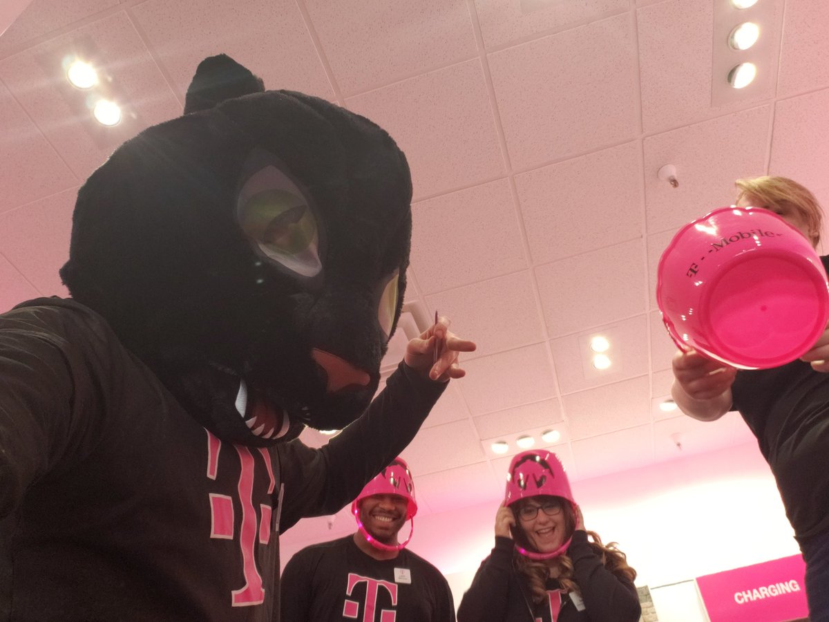 Hacky_Mat's tweet photo. #TweetADay involves having fun, t-mobile involves having fun and having fun involves me. when you have a giant cat head for Halloween you have fun. #Caturday @MagentaSam13 @hudi_andycap @MGonzal186 @KennaAClark https://t.co/vUmSJzA5WN