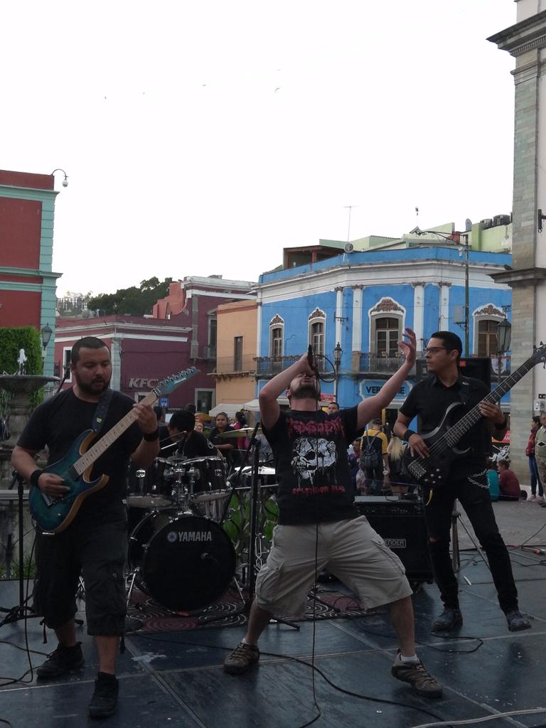 Pacal con contagiando Metal en Plaza de los Ángeles