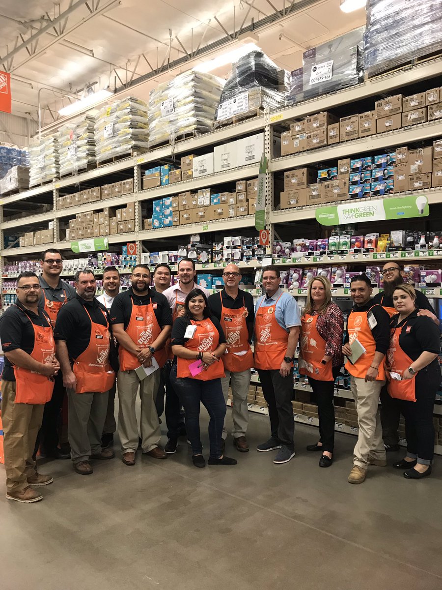 MartinTLopez1's tweet photo. Amazing visit from our RVP Donny Sanchez to store 8488 in Nogales, he brought a substantial amount of knowledge and experience to our team, Thank you!!
#D60StrongandProud https://t.co/LQ31KxQlLu
