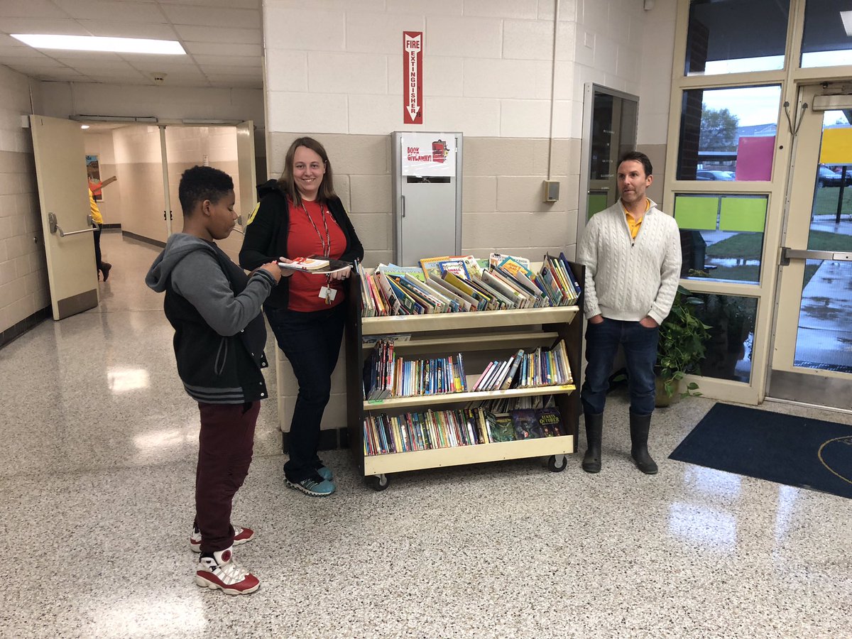 GriffithElemWS's tweet photo. What a day! A day filled with learning, and an evening filled with excited! Thanks to Mrs. Wiggins for organizing this event, along with the volunteers and PTA! Incredible day. Are you now seeing why we’re called the #GriffithGreats? 😎 https://t.co/oIlfbZ3DE2