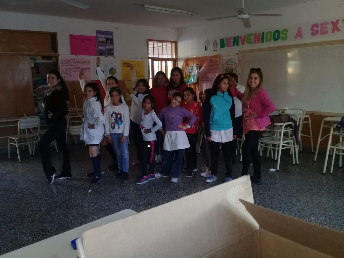 Ensayo antes de ir a una muestra💃💕 con la profe <a href="/MarianelaPeral4/">Marianela Peralta</a>
#MareaAzulArteYMovimiento #escuelasabiertas #EscuelaIVCentenario <a href="/UrtubeyJM/">Juan Manuel Urtubey</a> <a href="/aniberruezo/">analia berruezo</a> <a href="/larubita70/">Rubita Bijou</a> <a href="/danilisanti/">Daniela Lisanti</a> <a href="/juancarlosvilc/">Juan Carlos Vilca.</a> <a href="/patriciapinasco/">Patricia Pinasco</a>