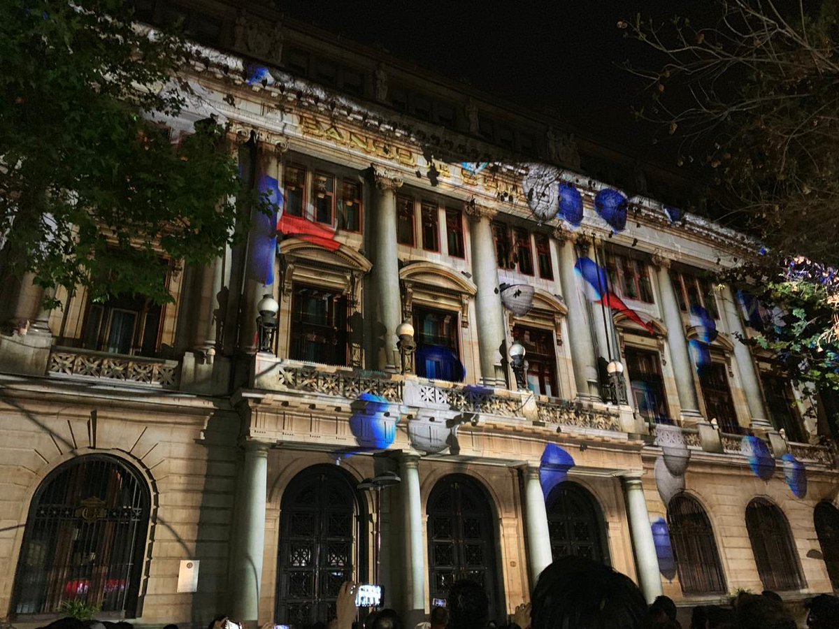 filusachile's tweet photo. Ya comenzó nuestra segunda noche de #Filusa2018. Recuerda que nuestros circuitos son permanentes para que puedas visitar todos los puntos hasta las 23:30 hrs. ¡Te esperamos! #arte #bancodechile125años #mapping @Cordesan_stgo @Muni_Stgo #danza #ArteUrbano https://t.co/cHZW9UaH5g