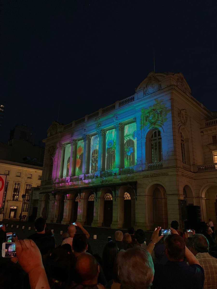 filusachile's tweet photo. Ya comenzó nuestra segunda noche de #Filusa2018. Recuerda que nuestros circuitos son permanentes para que puedas visitar todos los puntos hasta las 23:30 hrs. ¡Te esperamos! #arte #bancodechile125años #mapping @Cordesan_stgo @Muni_Stgo #danza #ArteUrbano https://t.co/cHZW9UaH5g