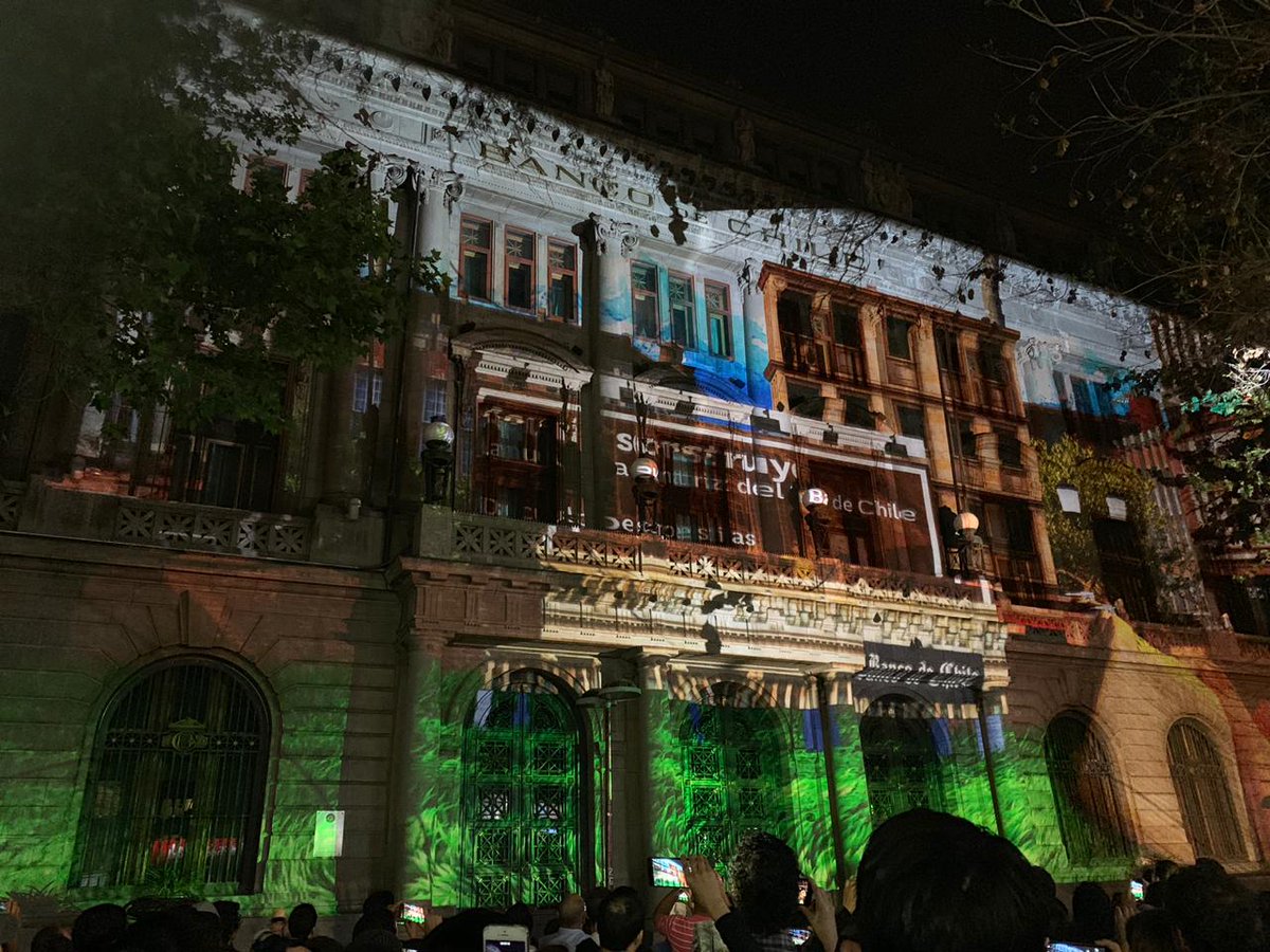 filusachile's tweet photo. Ya comenzó nuestra segunda noche de #Filusa2018. Recuerda que nuestros circuitos son permanentes para que puedas visitar todos los puntos hasta las 23:30 hrs. ¡Te esperamos! #arte #bancodechile125años #mapping @Cordesan_stgo @Muni_Stgo #danza #ArteUrbano https://t.co/cHZW9UaH5g