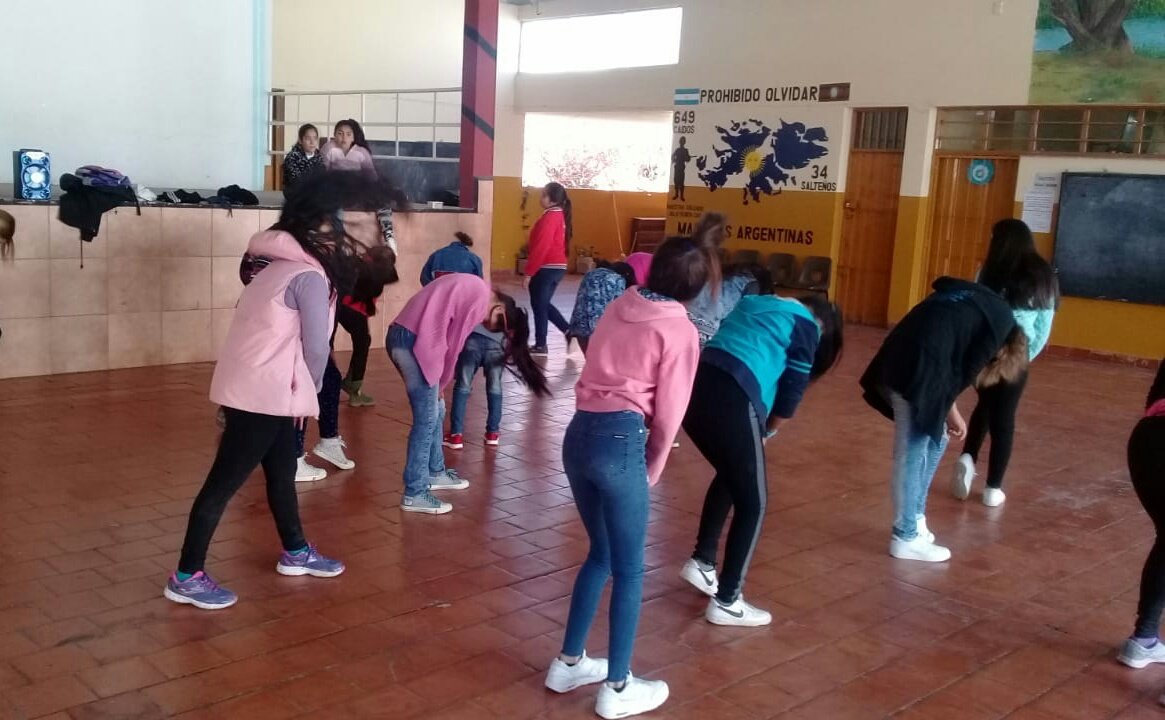 BACHATA LADYSTYLE💃❤ 
Todos los sábados los niñxs aprenden un ritmo nuevo, en esta foto el grupo de chicas💃 #MareaAzulArteYMovimiento #escuelasabiertas #EscuelaIVCentenario <a href="/UrtubeyJM/">Juan Manuel Urtubey</a> <a href="/aniberruezo/">analia berruezo</a> <a href="/larubita70/">Rubita Bijou</a> <a href="/danilisanti/">Daniela Lisanti</a> <a href="/juancarlosvilc/">Juan Carlos Vilca.</a> <a href="/patriciapinasco/">Patricia Pinasco</a>