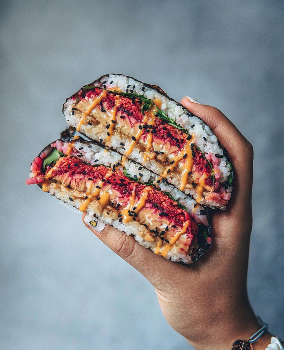 seasnax's tweet photo. Our mouth is watering looking at this #SushiSandwich. Be sure to follow Megun for some inspiring meal ideas. https://t.co/IpfolrWSZI
#onigiraz #sushisandwich #sushisandwiches #vegansushi #japanesehomecooking #vegansandwich #ricesandwich #rice🍚 #sushilove #tempeh #seaweedsnacks https://t.co/Ojrrz6gK1d