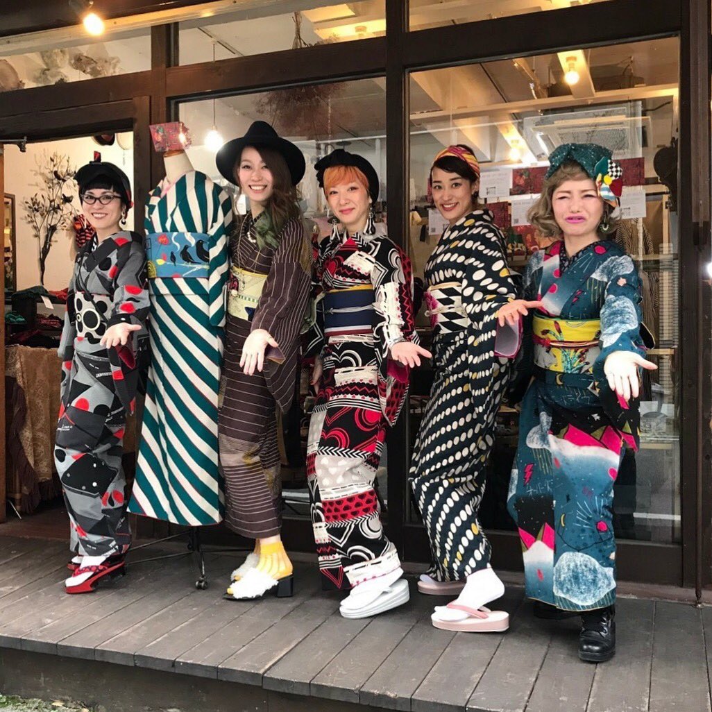 modern_antenna's tweet photo. 本日最終日🌈
最新号 #kimono姫 掲載商品多数ご用意✨
#アヴェリでモダンアンテナ
'18秋コレクション
★アヴェリ
晴雨兼用草履、新作ジュポネ!
★モダンアンテナ
2018秋の新作着物や、イベント限定品
★ #bonrich
一点投入おしゃれターバン
★ #Retoroholic
60'sポップアクセサリー https://t.co/4Y1EgE008W