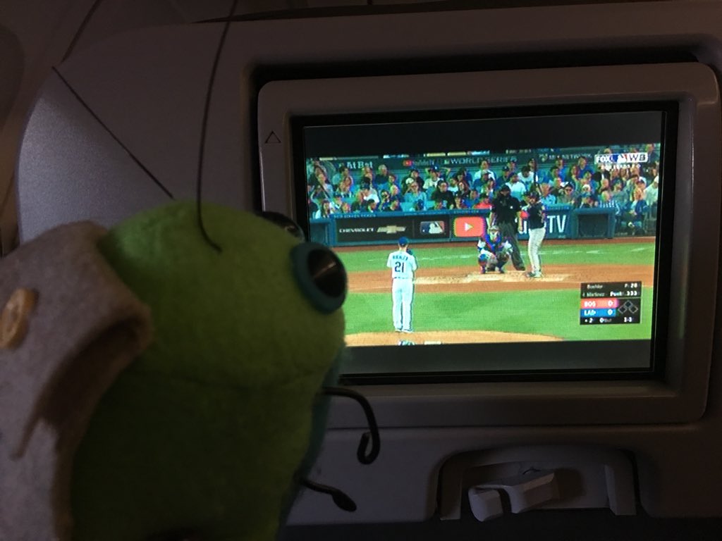 SimplySuzy's tweet photo. Pixel the #Shutterbug is pretty amazed to be at 37, 800 feet watching the #RedSox #WorldSeries on @JetBlue as we prepare to fly over the #GrandCanyon. #LoveyourBug & #Bringthebug to a #Hollywood #Wedding! https://t.co/utENa6Yktm