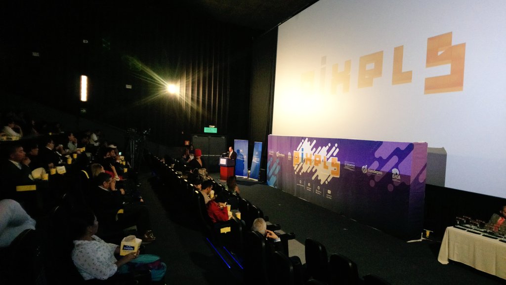 EconomiaSV's tweet photo. Director de Innovación y Calidad, Yax Canossa: a través de los premios #Pixels2018 hemos  incentivado técnica y económicamente el despegue de las industrias creativas salvadoreñas. @pixelsaward @BarreraMerlin https://t.co/yBMYtI77mK