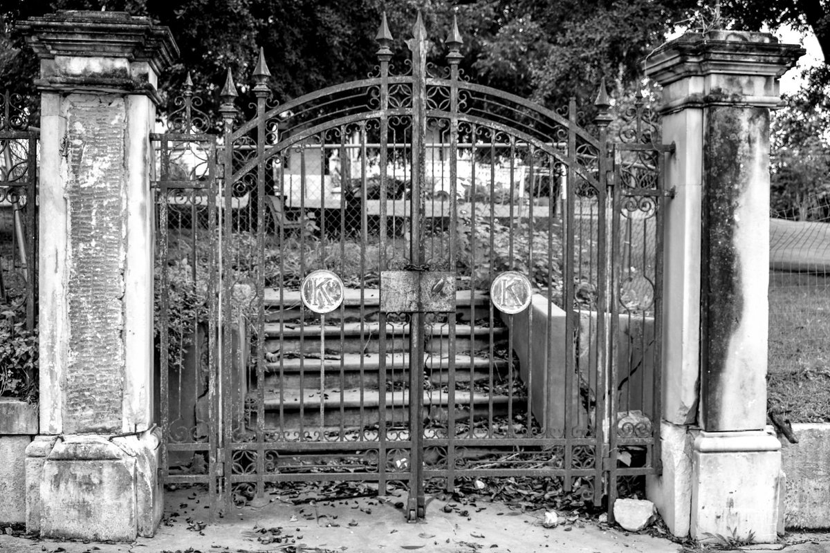 Gates #gates #architecture #koehlerhouse #sanantonio #sanantoniohistory #architecture #photography #texas  #blackandwhite