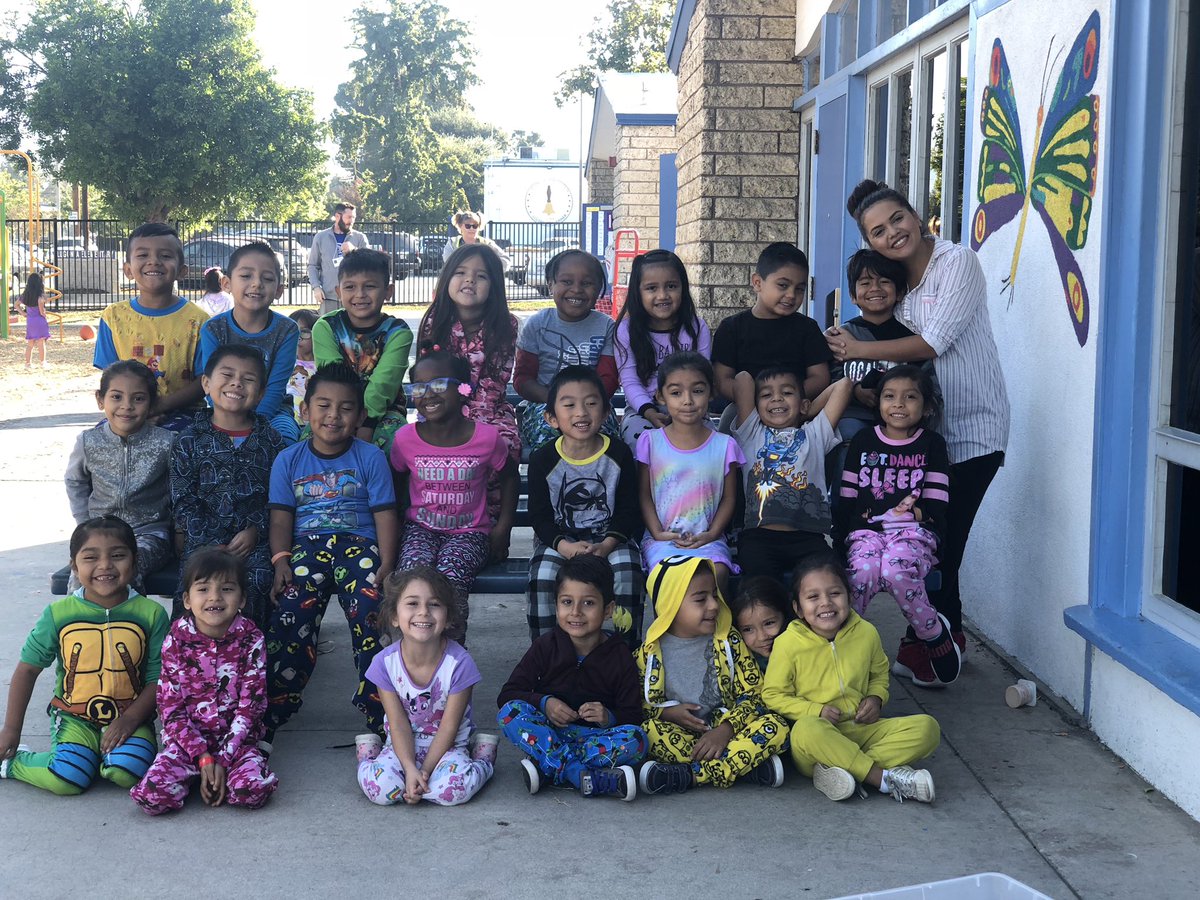 MsCardozaK4's tweet photo. This week we promised to follow our dreams, Lei off drugs and love each other. I love the littles I share my classroom with! #Lugonialions #k4readytoroar #justkeepdreaming #beshoreofyourself #Leioffdrugs #everyoneispartofthepride https://t.co/6rYpTUGimF