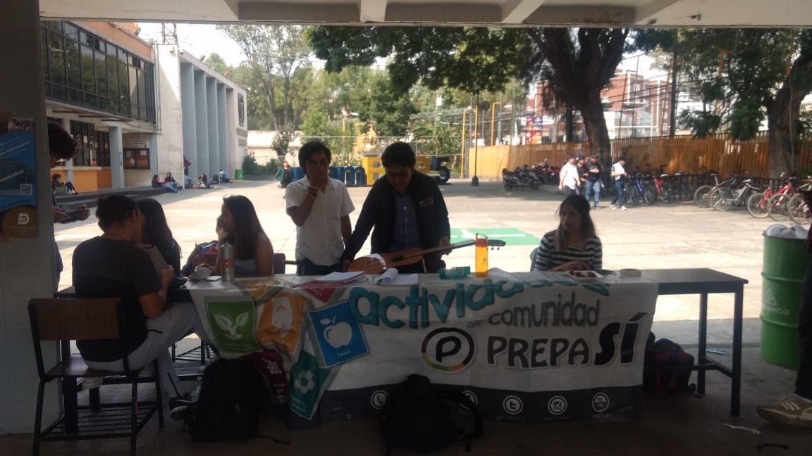 TlalpanSi's tweet photo. Hoy en ENP 5 José Vasconcelos informando a las y los estudiantes sobre fechas, dudas de generación de NIP #PrepaSiTlalpan https://t.co/p2vas7dLPX