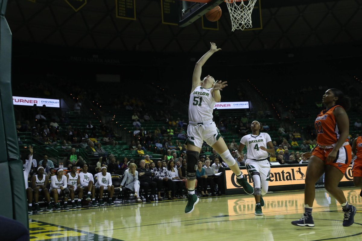 BaylorWBB's tweet photo. LIVE PHOTO: NaLyssa Smith filling up the stat sheet ... not pictured here was her beautiful 3/4 court pass to Caitlin Bickle (pictured) who finished it off with an easy lay in #SicLU 

Smith 17 p 10 r &amp; one nice assist #SicEm 🐻🏀 | #GoHeavy 💨 https://t.co/RdNmqtxEgo