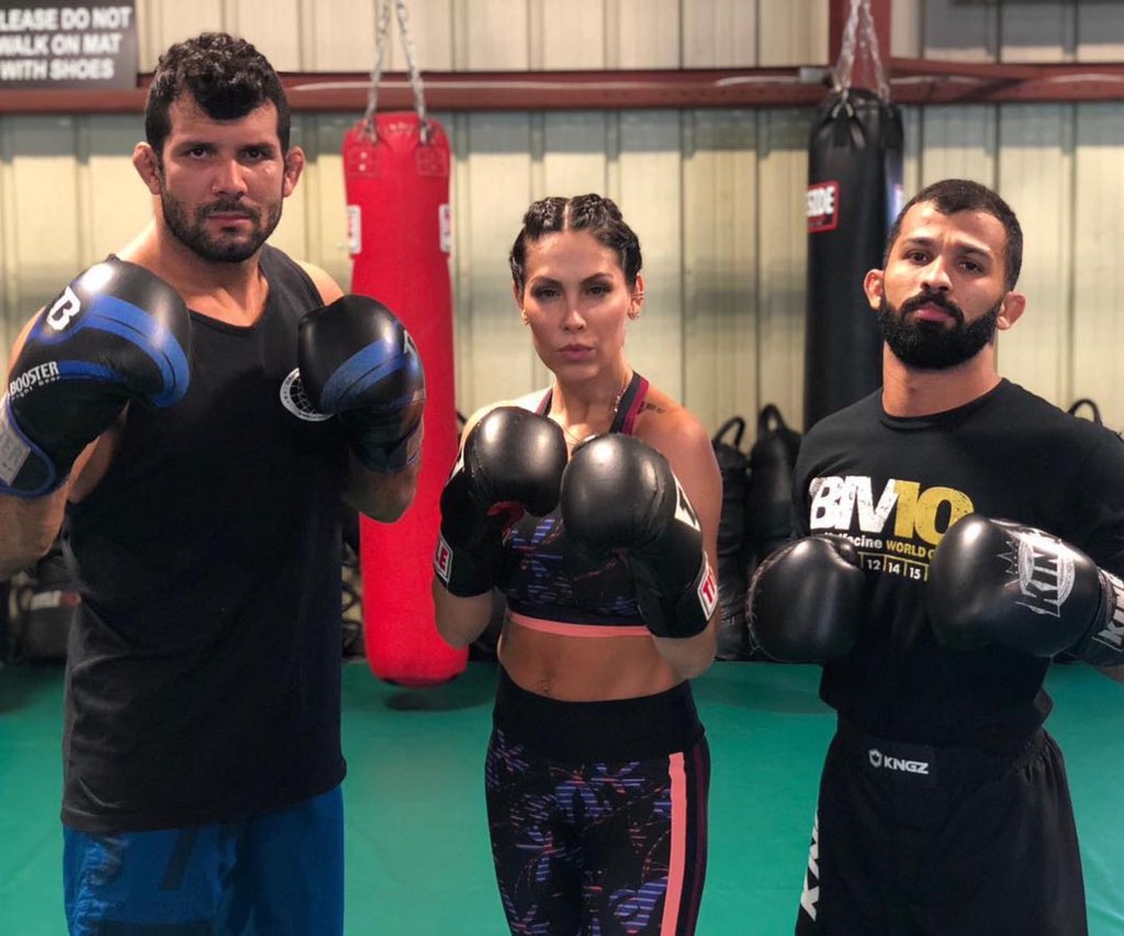 Dia de treino e gravação com <a href="/bellafalconi/">Bella Falconi 🇧🇷</a> falando da série “Do BJJ ao MMA” que está ao ar no @canalcombate toda segunda feira às 20 horas. Em breve você vai acompanhar toda a entrevista. Fique ligado! @canalcombate @mixerfilms <a href="/UFCBrasil/">UFC Brasil</a>