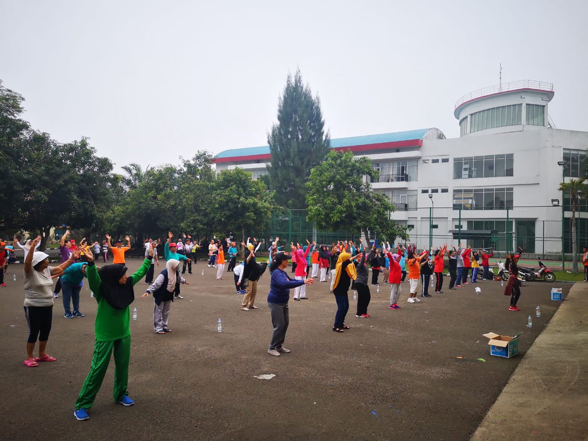 ppsdmap's tweet photo. Sabtu ceria senam ceria.. Semangat pagi..!!!
Bapak Ibu Peserta Munas mengawali pagi ini dengan olahraga senam bersama.
#munas #ppsdmap #bpsdm151 #kemenhub151 https://t.co/2MfHr3INwc