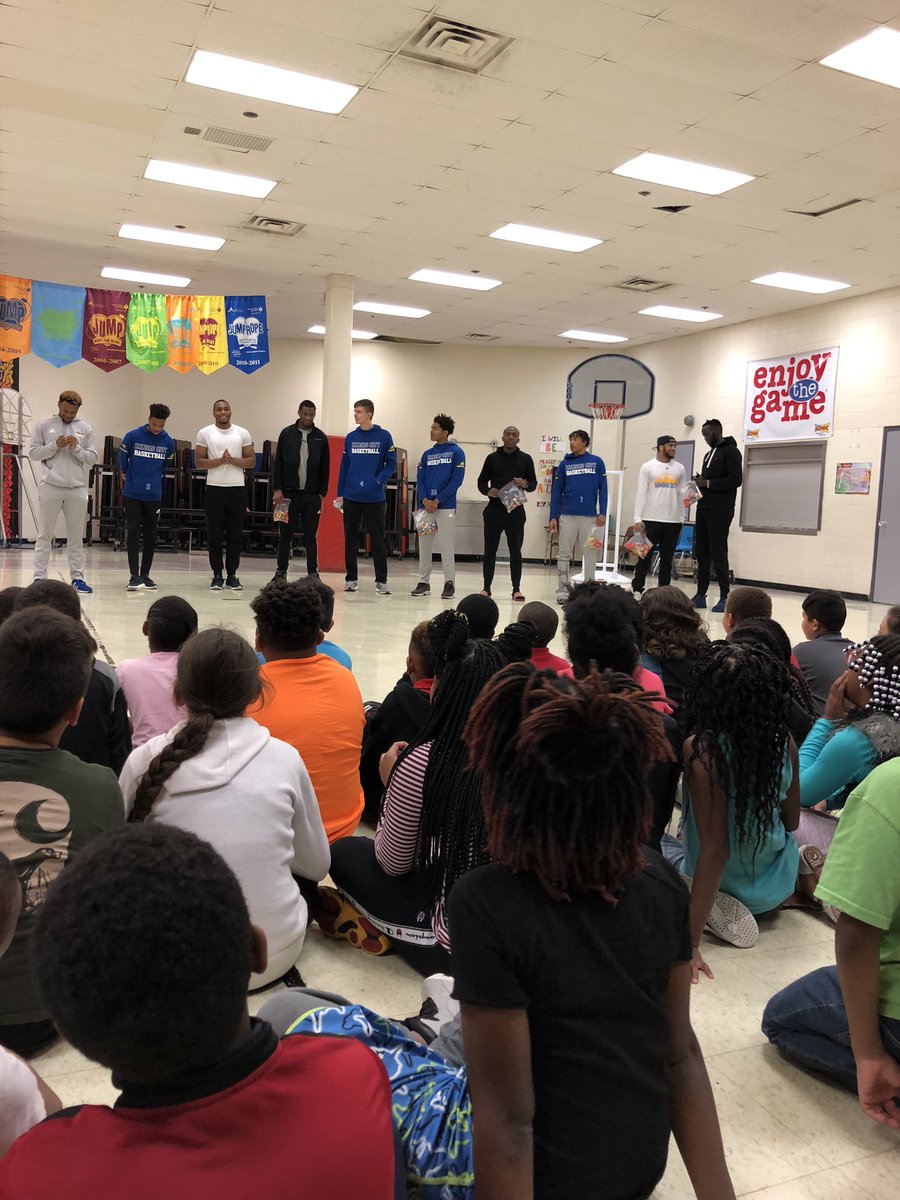 KCRoosMBB's tweet photo. Our guys had a blast this afternoon hooping with the 4th graders at Quindaro Elementary School! Thanks for having us!! 🏀🎃 #RoosGiveBack #RoosInTheCommunity #TeamKC #RooUp #RooNationRising https://t.co/g4SvmH6ig1
