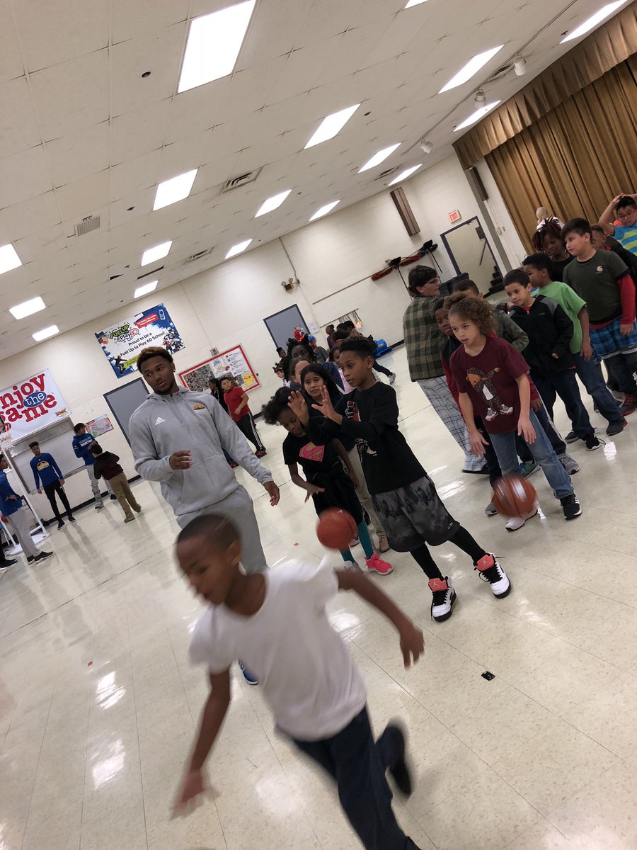 KCRoosMBB's tweet photo. Our guys had a blast this afternoon hooping with the 4th graders at Quindaro Elementary School! Thanks for having us!! 🏀🎃 #RoosGiveBack #RoosInTheCommunity #TeamKC #RooUp #RooNationRising https://t.co/g4SvmH6ig1