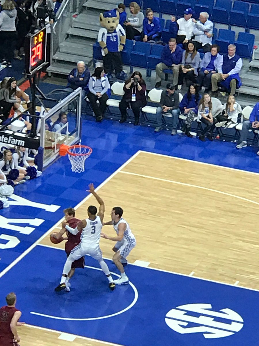 wcsFHSHoops's tweet photo. More action from Rupp Arena. 
@wcsCOjq @wcsFHSjayj https://t.co/iDl6GwcQQV