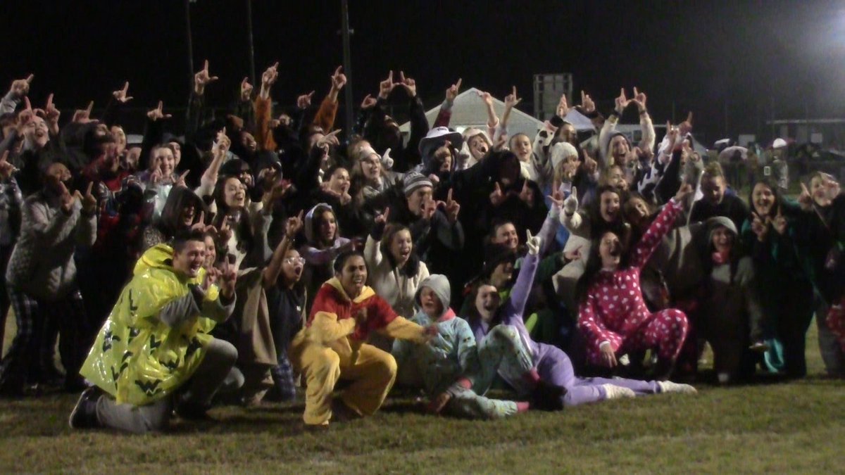 SeanGreeneWDEL's tweet photo. It was able to be an early bedtime for the @sttechpack this evening. Fantastic school spirit. #DelHS https://t.co/bQwFk6Loo7