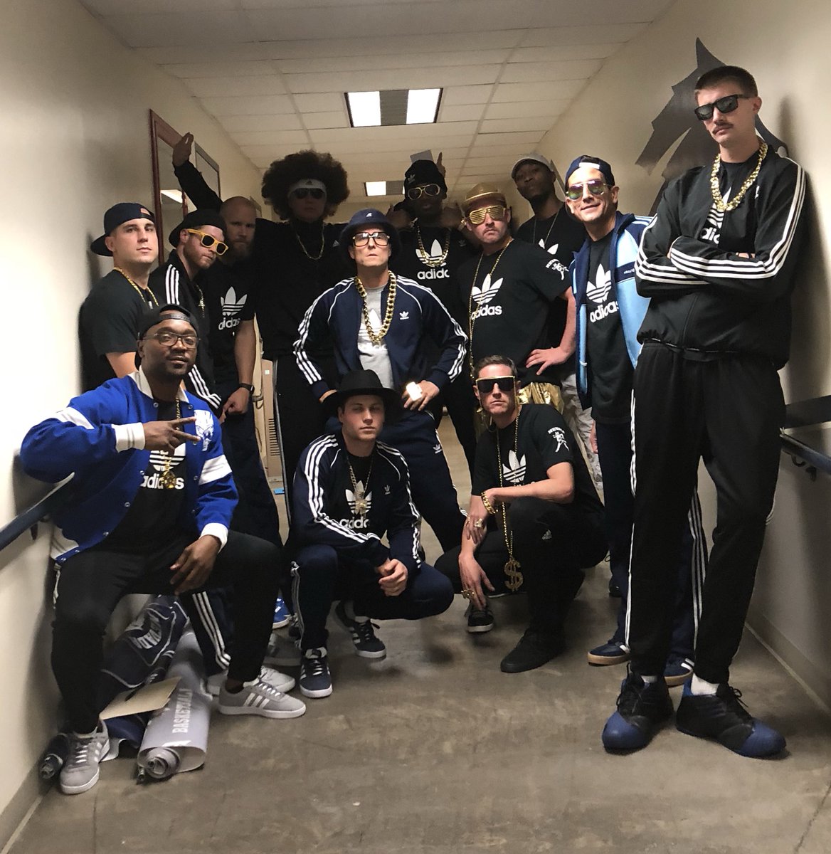 Glorioso Destino Lugar de la noche Nevada Basketball on Twitter: "Coaching staff decked in @adidas throwback  gear and ready for war #ThreeStripeLife #ThrowbackNight  https://t.co/5EITG30kYm" / Twitter