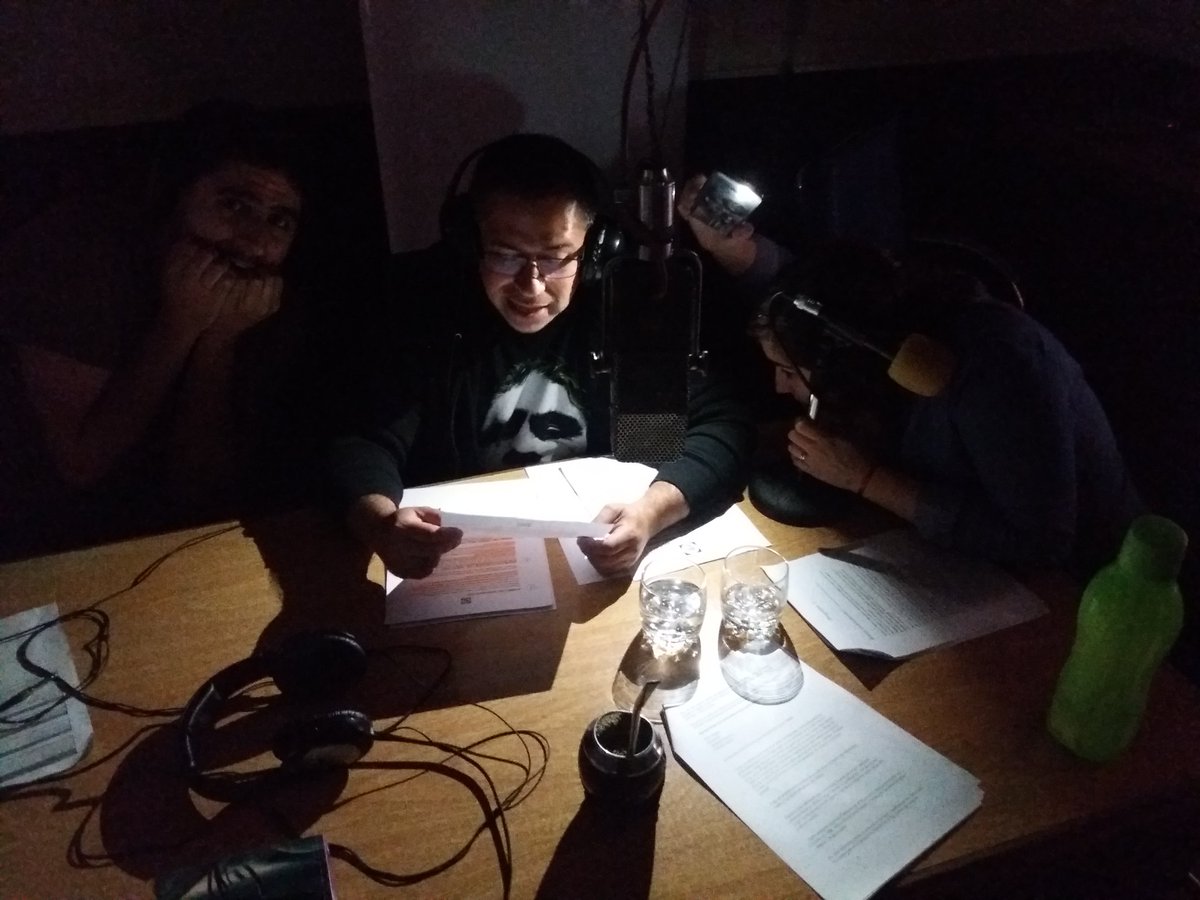 verbigraciaok's tweet photo. #AHORA | Recibimos en estudio a @Anon21Marcelo con su columna de espectáculos y sus clásicos "chelines" para las pelis de cartelera. Hay que Creer o Reventar, pero en el especial Haloween empezó la columna y se apagaron las luces (?) https://t.co/jmalaascre
