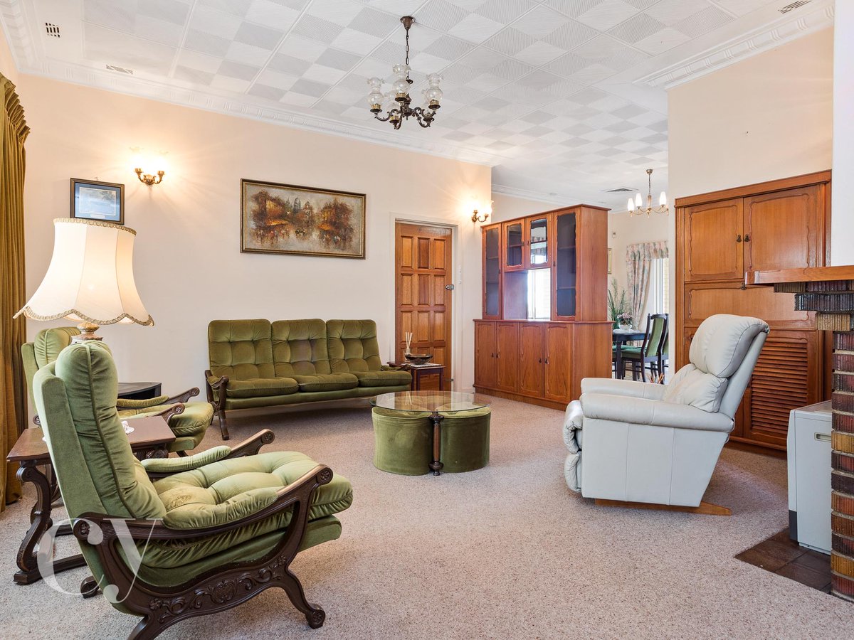 philghayes's tweet photo. 7 Forrest Street Fremantle - SOLD under the hammer after fierce bidding from several parties for $720,000. Congratulations buyers and sellers! https://t.co/J3B1hS60as