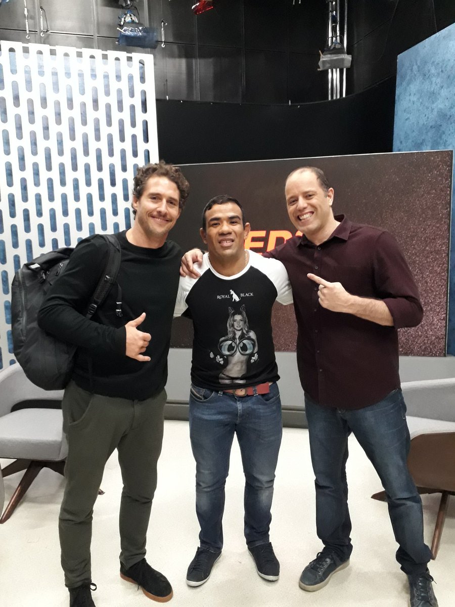Luciandrade's tweet photo. #SenseiCombate de hj, c/ #MichelTrator e #FlávioCanto.
👊👊👊 https://t.co/j32QHragxf