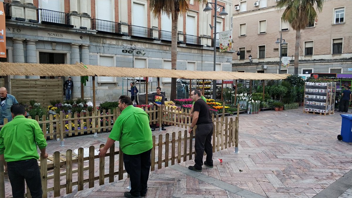 albertcarrasco's tweet photo. Preparando el Mercado de la la flores en Huelva, os esperamos a partir de las 10h @leroymerlin_es #mercadodelasflores #Huelva https://t.co/HyNHRaEC7y